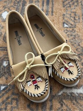 Minnetonka Moccasins Seed Bead Thunderbird Shoes Tan Leather Women’s 8